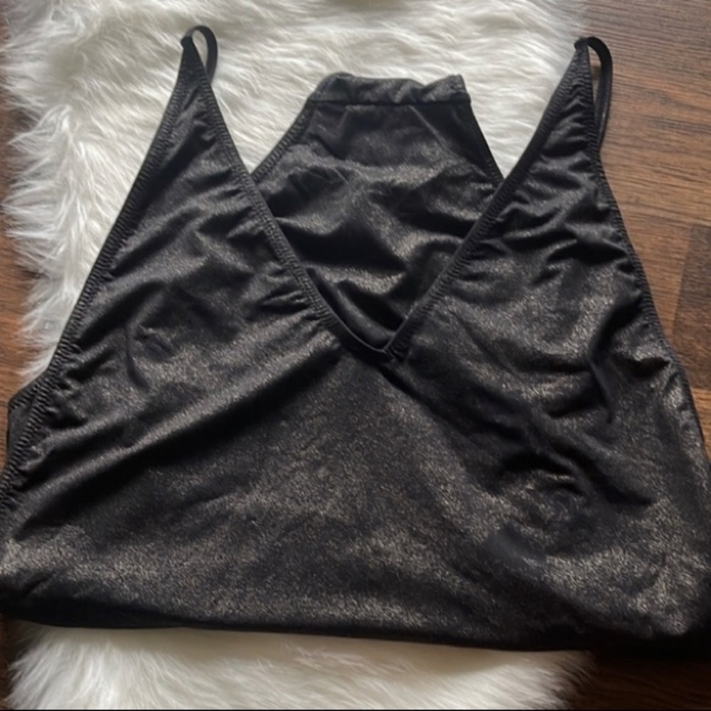 NWOT, Reposhing this item doesn’t fit me right. Metallic black and gold.